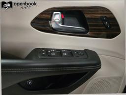 2023 Chrysler Pacifica Hybrid Limited Van 4D thumbnail 10