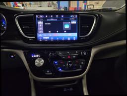 2023 Chrysler Pacifica Hybrid Limited Van 4D thumbnail 12