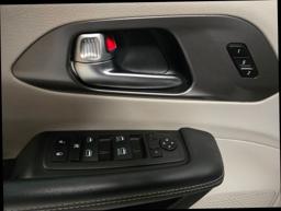2023 Chrysler Pacifica Touring L Van 4D thumbnail 10